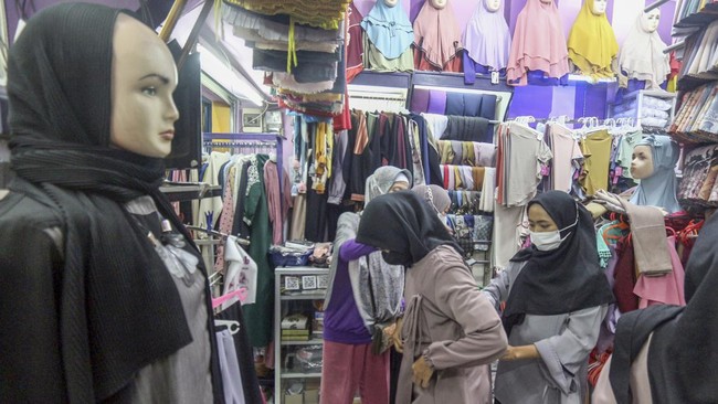 FOTO: Penjualan Melonjak, Berkah Ramadan Mampir ke Industri Fesyen