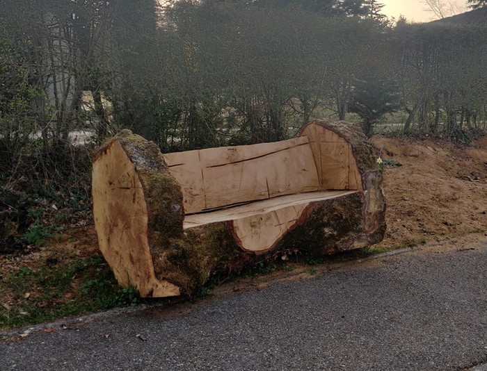 Gelongongan kayu jadi kursi. / Foto: reddit/Avocado3113
