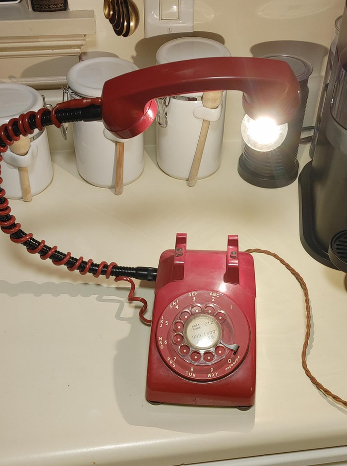 Telepon jadi lampu. / Foto: reddit/TomSnuhhr