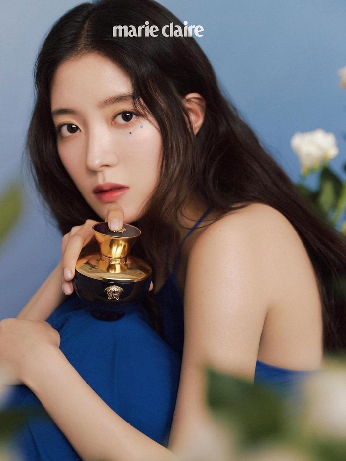 Tampil dengan nuansa biru hingga outfit yang melekat pada tubuhnya, Lee Se Young juga berpose dengan salah satu parfum yang baru saja diluncurkan Versace./ Foto: Yoon Ji Yong/instagram.com/marieclairekorea