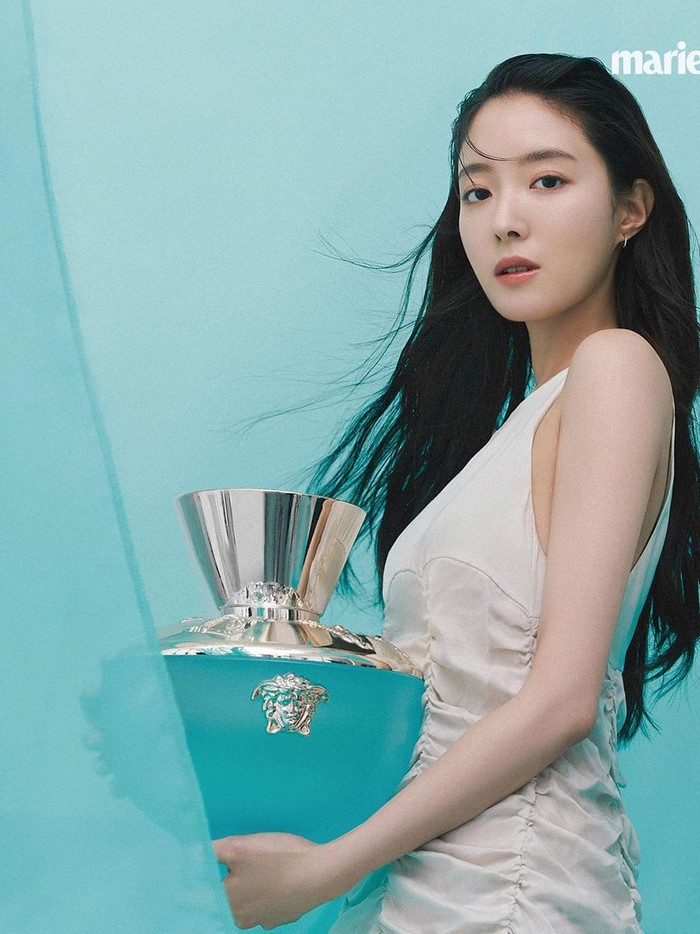 Menampilkan image yang 'pure' dan 'clean' dalam balutan dress berwarna putih, kecantikan Lee Se Young dalam pemotretan bersama Marie Claire Korea kali ini terlihat menawan sekali ya, Beauties!/ Foto: Yoon Ji Yong/instagram.com/marieclairekorea