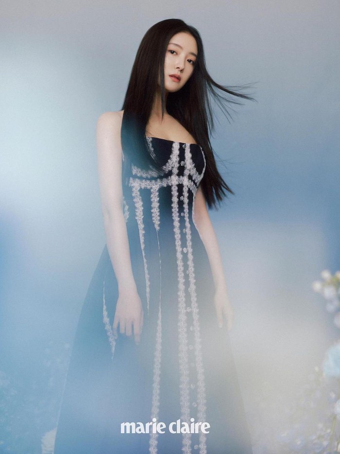 Baru-baru ini, Marie Claire Korea membagikan potret aktris Lee Se Young yang juga bekerjasama dengan brand mewah Versace./ Foto: instagram.com/marieclairekorea