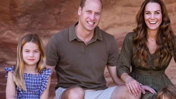 Lihat Tampilan Kompak Ibu-Anak, Kate Middleton dan Putri Charlotte dengan Busana Serba Biru Lihat Tampilan Kompak Ibu-Anak, Kate Middleton dan Putri Charlotte dengan Busana Serba Biru