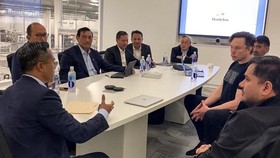 Temui Luhut, Elon Musk Pakai Kaos Rp377 Ribu