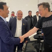 Tertarik Kembaran Pakai Kaus yang Sama dengan Elon Musk? Kamu Bisa Beli di Sini Beauties