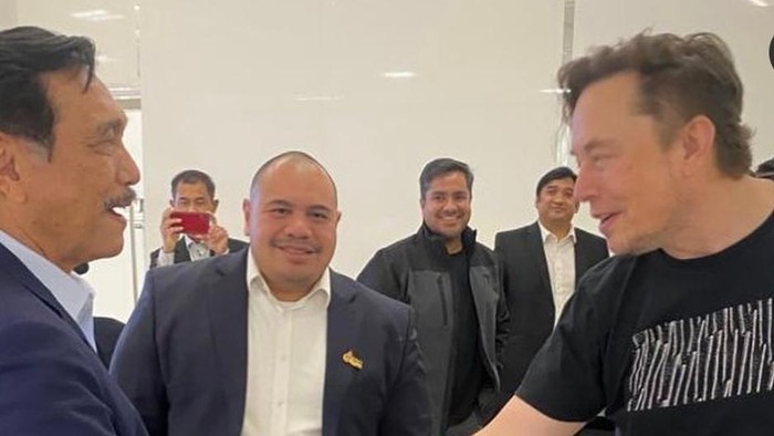 Tertarik Kembaran Pakai Kaus yang Sama dengan Elon Musk? Kamu Bisa Beli di Sini Beauties