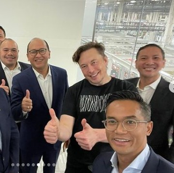 Elon Musk Bertemu Menteri Luhut Cs yang Berjas, Pakai Kaus Harga Merakyat! Berapa Tebakanmu, Beauties?