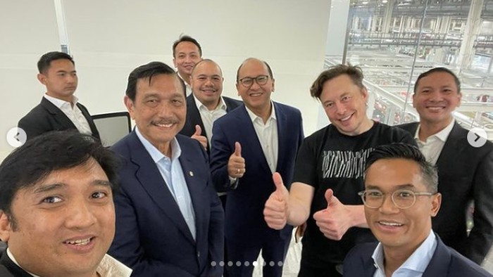 Elon Musk Bertemu Menteri Luhut Cs yang Berjas, Pakai Kaus Harga Merakyat! Berapa Tebakanmu, Beauties?