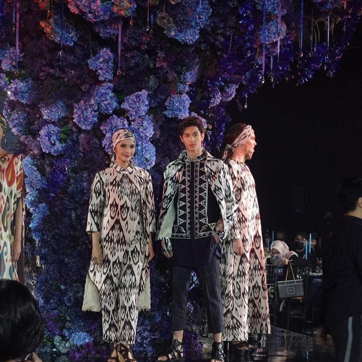 <p>Maudy Koesnaedi mengaku sangat bahagia bisa tampil bersama sang putra di panggung catwalk, Bunda. Pastinya ini menjadi momen yang tak terlupakan ya. (Foto: Instagram @maudykoesnaedi)<br /><br /><br /></p>