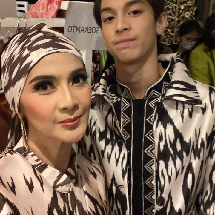<p>Eddy Meijer adalah putra semata wayang Maudy Koesnaedi dari pernikahannya dengan bule Belanda bernama Erik Meijer. Eddy kini sudah berusia 15 tahun, Bunda. (Foto: Instagram @maudykoesnaedi)</p>