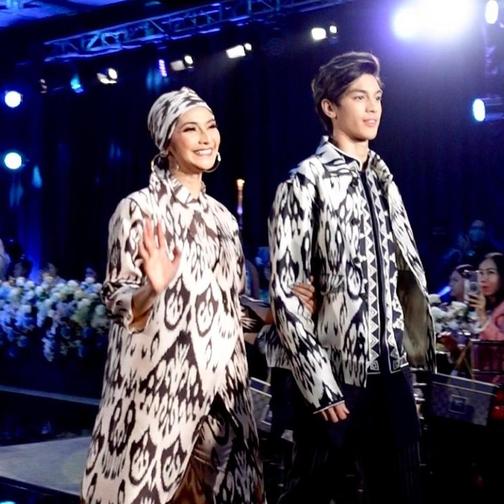 <p>Maudy Koesnaedi mengaku sangat bahagia bisa tampil bersama sang putra di panggung catwalk, Bunda. Pastinya ini menjadi momen yang tak terlupakan ya. (Foto: Instagram @maudykoesnaedi)</p>