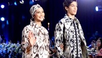 7 Potret Maudy Koesnaedi Jalan di Catwalk Bersama Sang Putra, Kompak & Menawan Bun