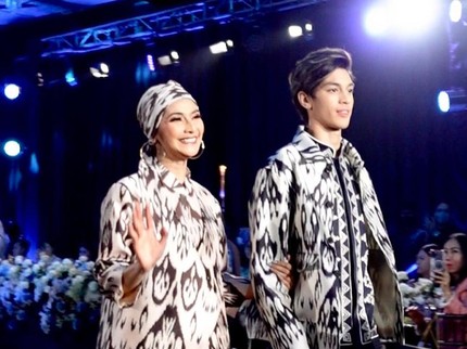7 Potret Maudy Koesnaedi Jalan di Catwalk Bersama Sang Putra, Kompak & Menawan Bun