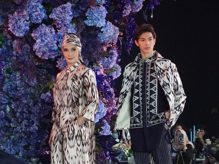 7 Potret Kompak Maudy Koesnaedi Catwalk Bareng Sang Putra, Ganteng Maksimal Bun