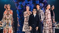 <p>Maudy Koesnaedi dan Eddy Meijer tampil di panggung catwalk untuk memamerkan pakaian rancangan desainer Denny Wirawan. Keduanya tampil memukau mengenakan baju bernuansa monokrom. (Foto: Instagram @maudykoesnaedi)</p>