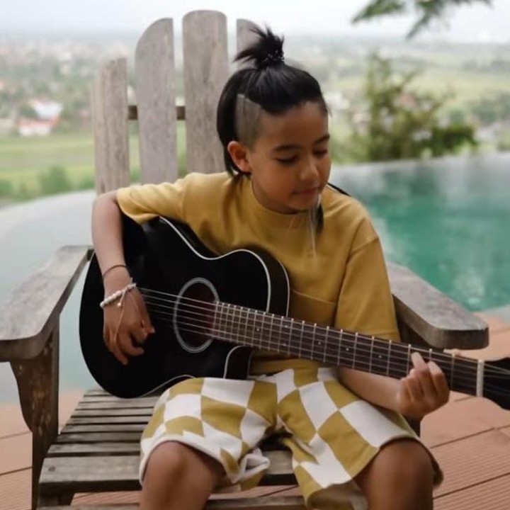 <p>Memiliki keahlian dalam bermain gitar, tak jarang Ryshaka membuat video-video di media sosialnya saat memainkan gitarnya tersebut. (Foto: Instagram @mrssharena)</p>