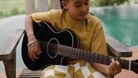 <p>Memiliki keahlian dalam bermain gitar, tak jarang Ryshaka membuat video-video di media sosialnya saat memainkan gitarnya tersebut. (Foto: Instagram @mrssharena)</p>