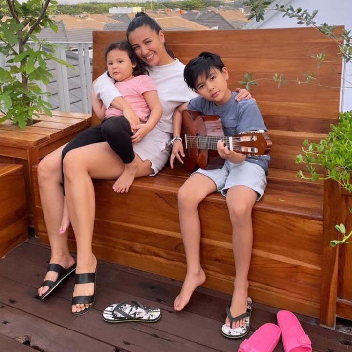 <p>Menikmati indahnya pemandangan bersama Bunda dan adiknya dengan bermain gitar. (Foto: Instagram @mrssharena)</p>