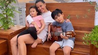 <p>Menikmati indahnya pemandangan bersama Bunda dan adiknya dengan bermain gitar. (Foto: Instagram @mrssharena)</p>
