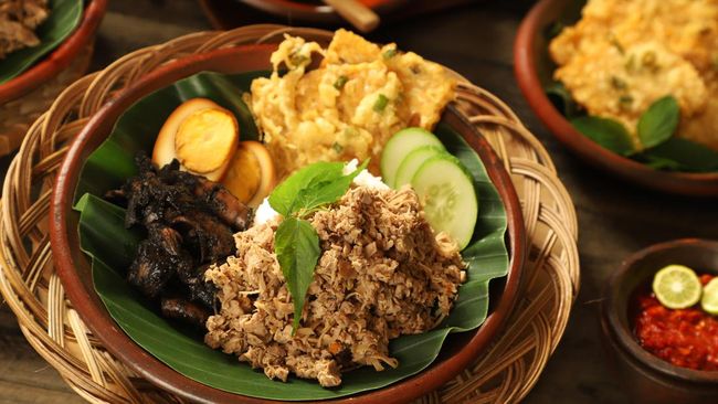Jika melintasi jalur pantai utara (Pantura), tak ada salahnya Anda menikmati kuliner yang ada di Pemalang, Pekalongan, dan Batang.