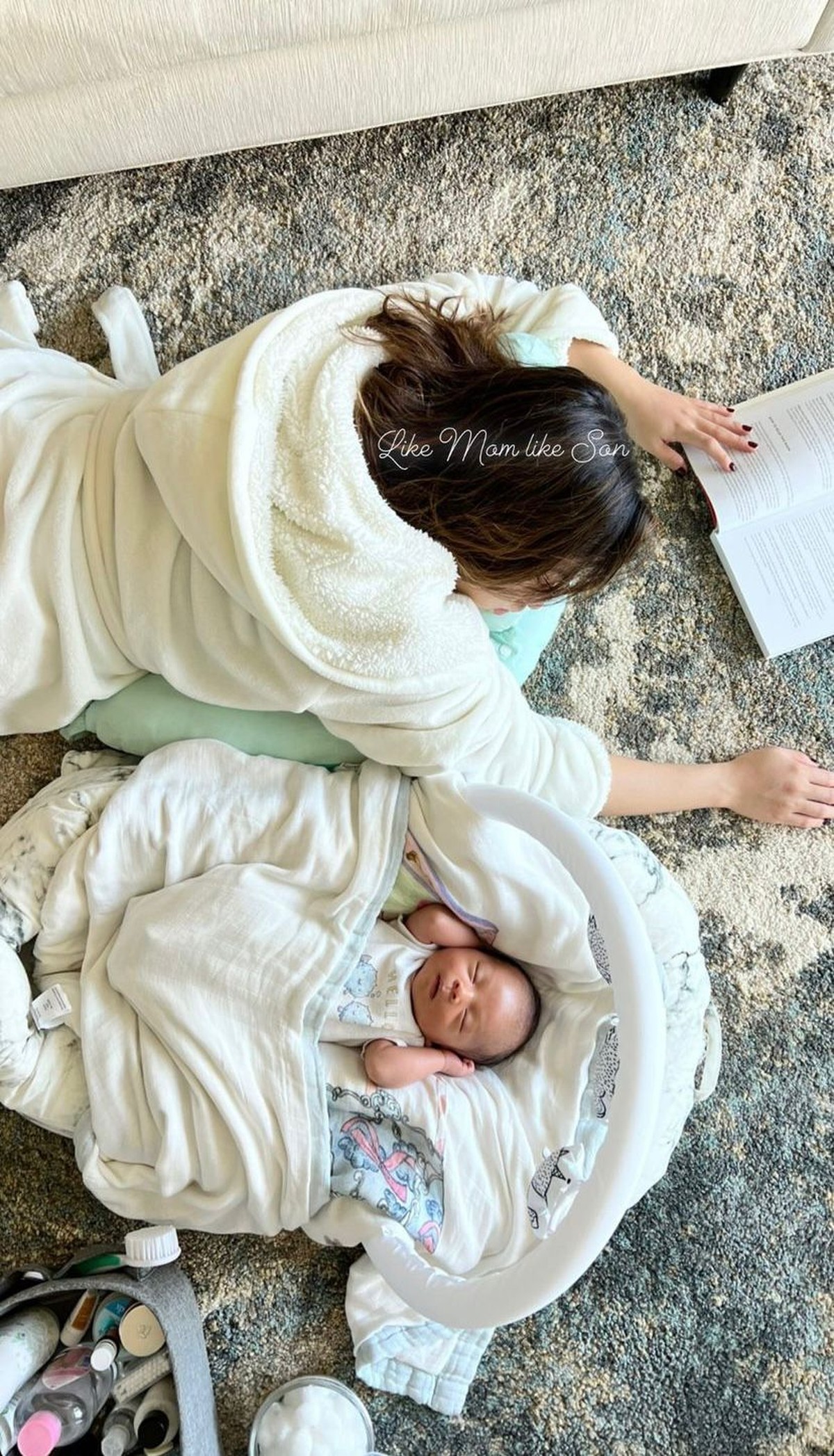 Momen Nikita Willy momong baby Izz