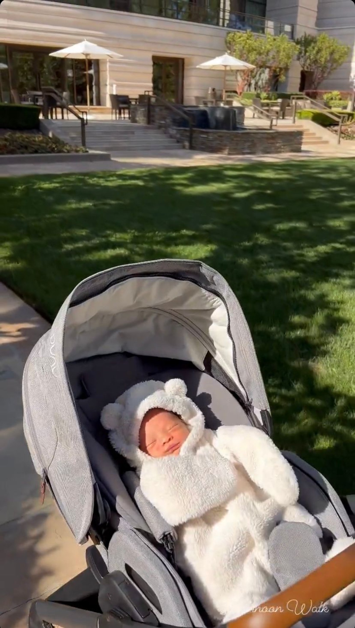 Momen Nikita Willy momong baby Izz