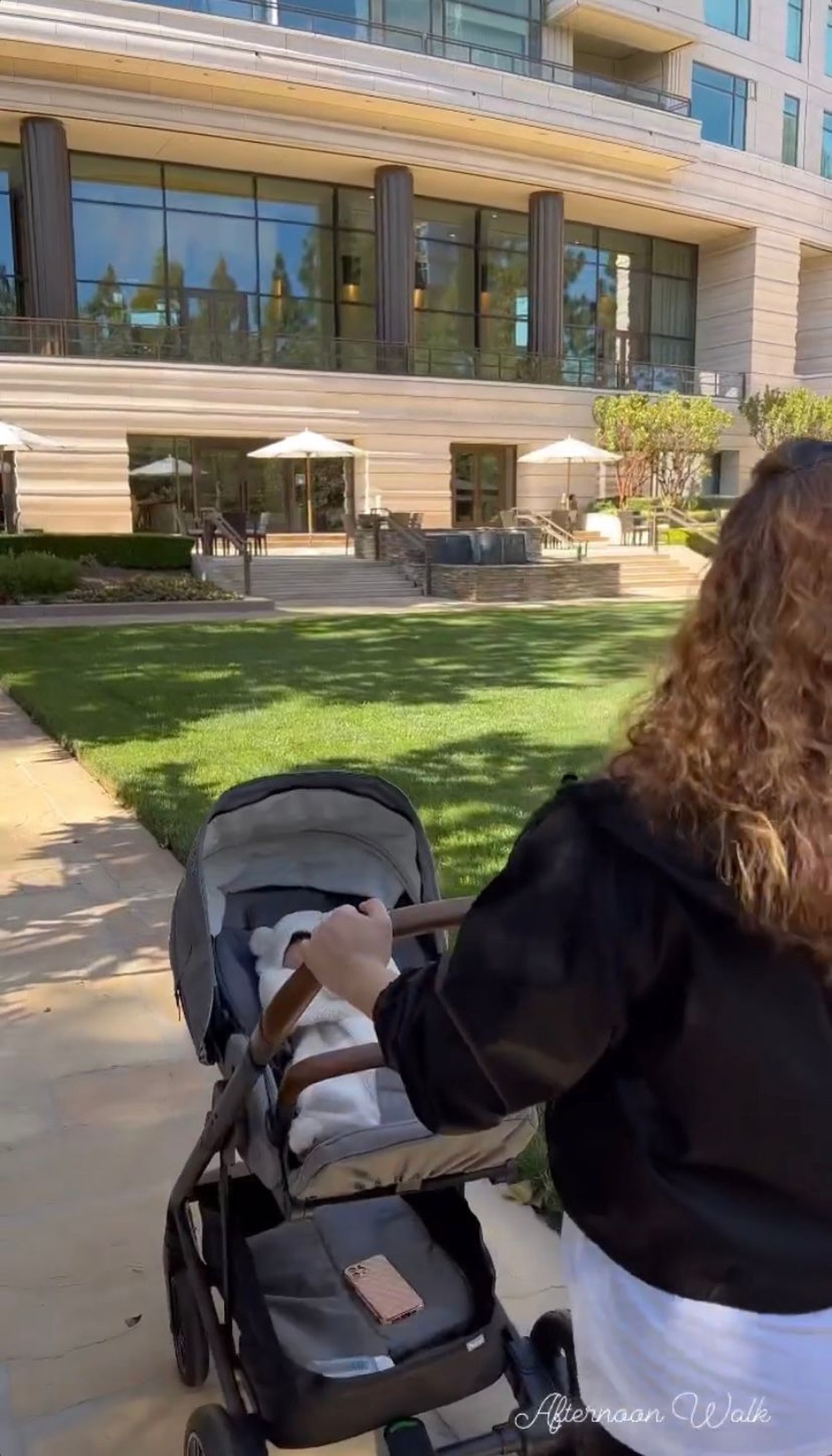 Momen Nikita Willy momong baby Izz