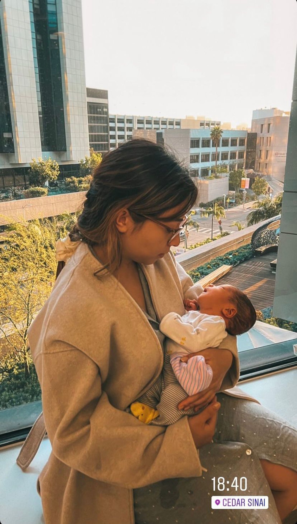 Momen Nikita Willy momong baby Izz