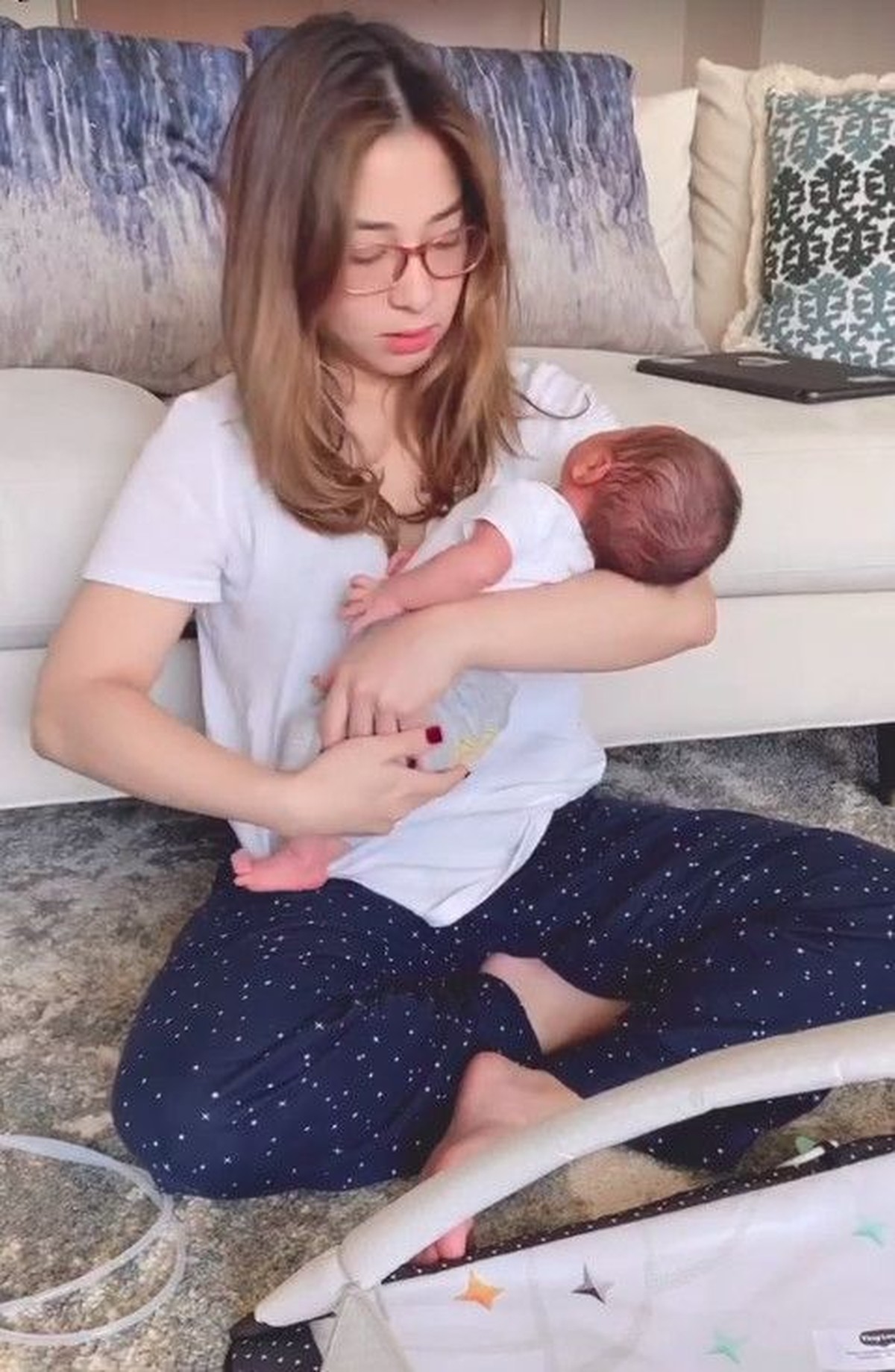 Momen Nikita Willy momong baby Izz