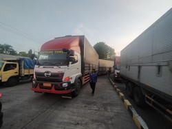 Jelang Pembatasan, Antrean Truk Mengular akan Nyeberang via Gilimanuk
