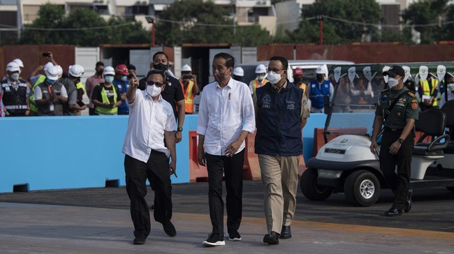 Presiden Joko Widodo berkegiatan dengan sejumlah tokoh yang digadang-gadang sebagai kandidat terkuat calon presiden 2024: Prabowo, Ganjar, dan Anies.