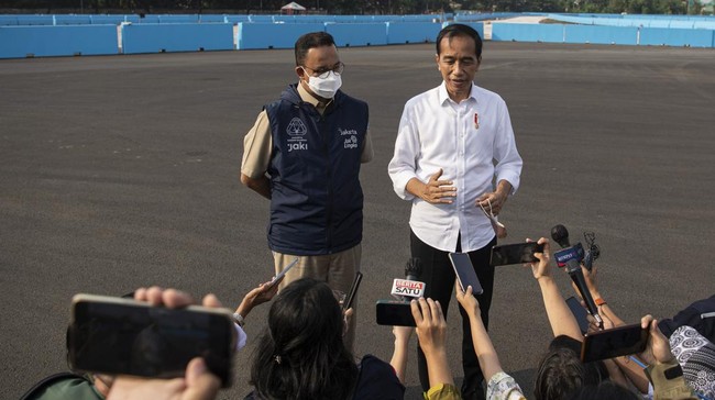 Wakil Gubernur DKI Ahmad Riza Patria memastikan Presiden Joko Widodo diundang dalam acara Formula E di Ancol, Jakarta, Sabtu (4/6).