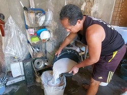 Minyak Goreng Curah Langka, Warga Karangasem Produksi VCO dari Kelapa