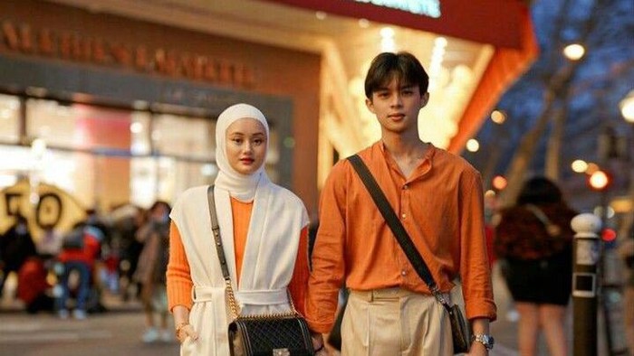 Tak Harus Beli Baju Couple, Begini 5 Kiat Tampil Kompak dengan Pasangan Saat Lebaran