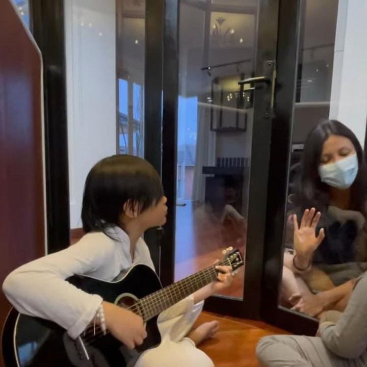 <p>Saat Mommy-nya sedang sakit dan perlu diisiolasi, ia dengan senang hati menghibur Mommynya dengan bermain gitar, manis sekali, ya Bunda. (Foto: Instagram @tail_wagging)</p>