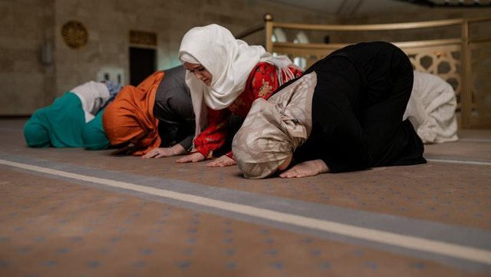 Sering Mengantuk saat Tarawih? Hindari 5 Kebiasaan Ini Agar Ibadah Lancar di Bulan Ramadan