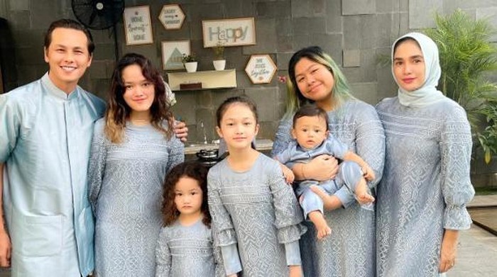 Ide Gaya Baju Lebaran ala Keluarga Artis Indonesia yang Elegan dan Penuh Warna!