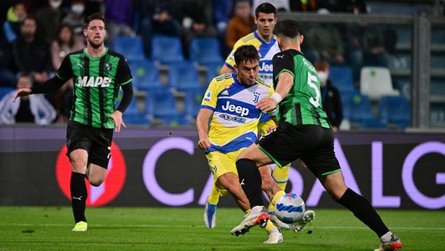 Juventus menjauh dari kejaran AS Roma di klasemen Liga Italia setelah menang dramatis 2-1 atas Sassuolo, Selasa (26/4) dini hari WIB.