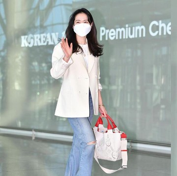 Berangkat Honeymoon dengan Gaya, Simak Detail Airport Fashion Son Ye Jin yang Simpel dan Stylish