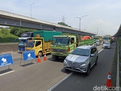 Ganjil Genap di Tol Cikampek Padat Truk Peti Kemas Jelang Puncak Mudik
