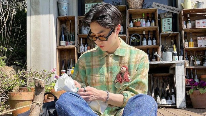 Gaya Stylish Suho EXO dengan Kemeja Flanel, Airport Fashion hingga Foto Album 'Grey Suit'