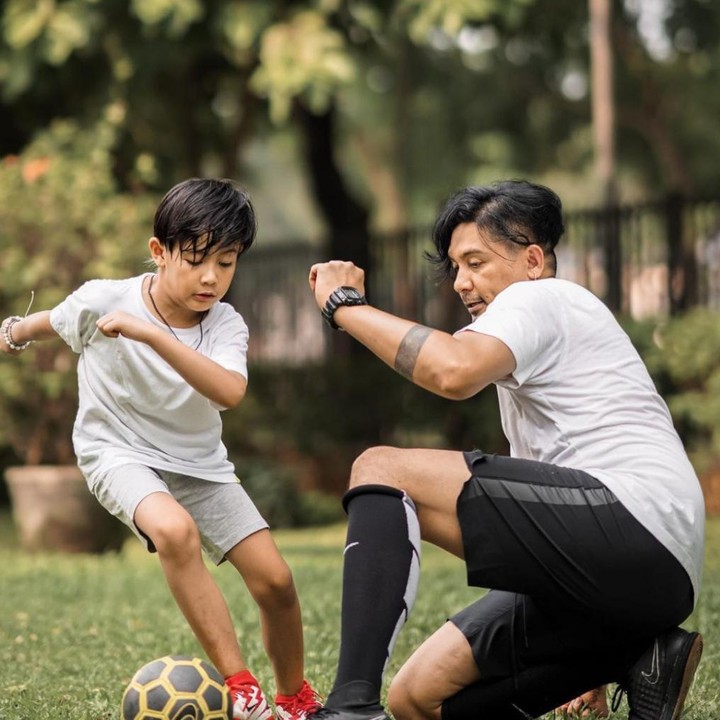 <p>Tak hanya hobi bermain gitar saja, Ryshaka juga memiliki hobi bermain sepak bola, lho Bunda. Wah, benar-benar calon idola para wanita, ya. (Foto: Instagram @mrssharena)</p>