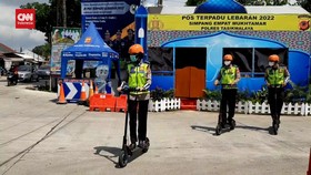 VIDEO: Tunggangi Motor Listrik, Polisi Urai Kemacetan Arus Mudik