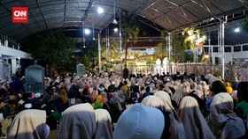 VIDEO: Kawasan Wisata Religi Sunan Ampel Dipadati Pengunjung