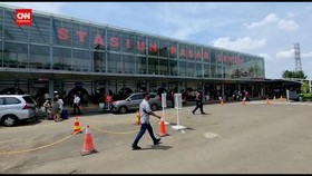 VIDEO: H-6 Lebaran, Pemudik Mulai Padati Stasiun Senen