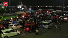 VIDEO: Pemudik Padati Pelabuhan Merak. Antrean Kendaran Mengular