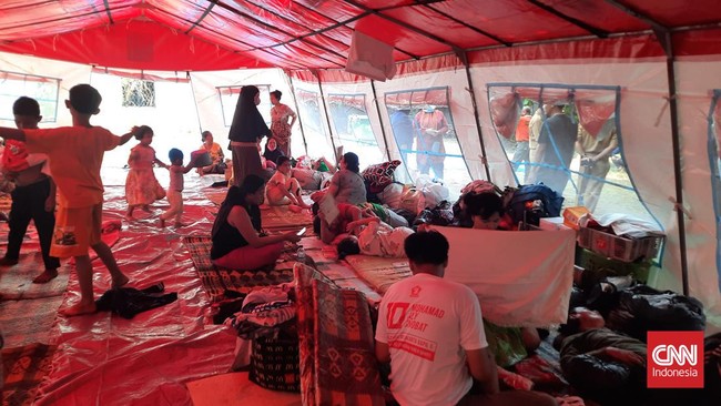 Anak-anak korban kebakaran di Pasar Gembrong tahu rumah mereka habis dilahap api. Namun, mereka  tetap meminta kepada orang tuanya untuk pulang ke rumah.