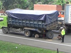 Ada Truk Pecah Ban, Lalin Tol Cikampek Padat