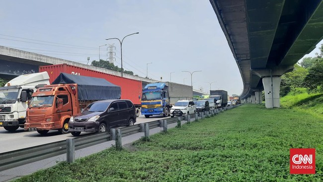 Sejumlah pengguna Jalan Tol Jakarta-Cikampek mengaku belum mengetahui uji coba ganjil genap mudik 2022 di KM 47, Selasa (26/4).