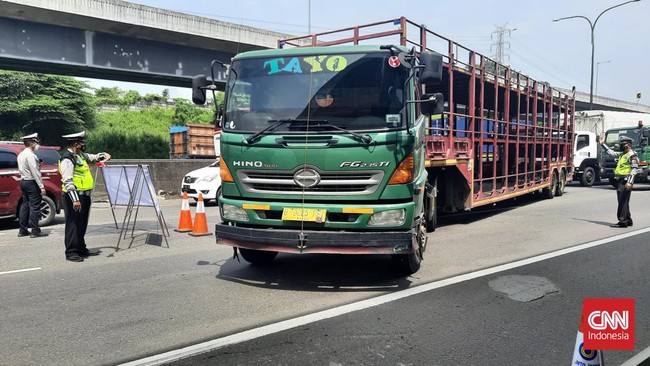 Ganjil genap diberlakukan pukul 17.00-24.00 WIB. Pemberlakuan one way dari KM 47 Tol Jakarta-Cikampek hingga KM 414 Tol Kalikangkung, Semarang.